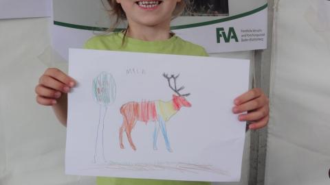 Mila mit ihrem "Gewinnerhirsch" © FVA Mila mit ihrem "Gewinnerhirsch"